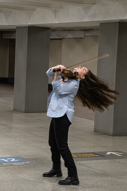 Музыка в метро... - Павел Катков Музыка в метро... - Павел Катков