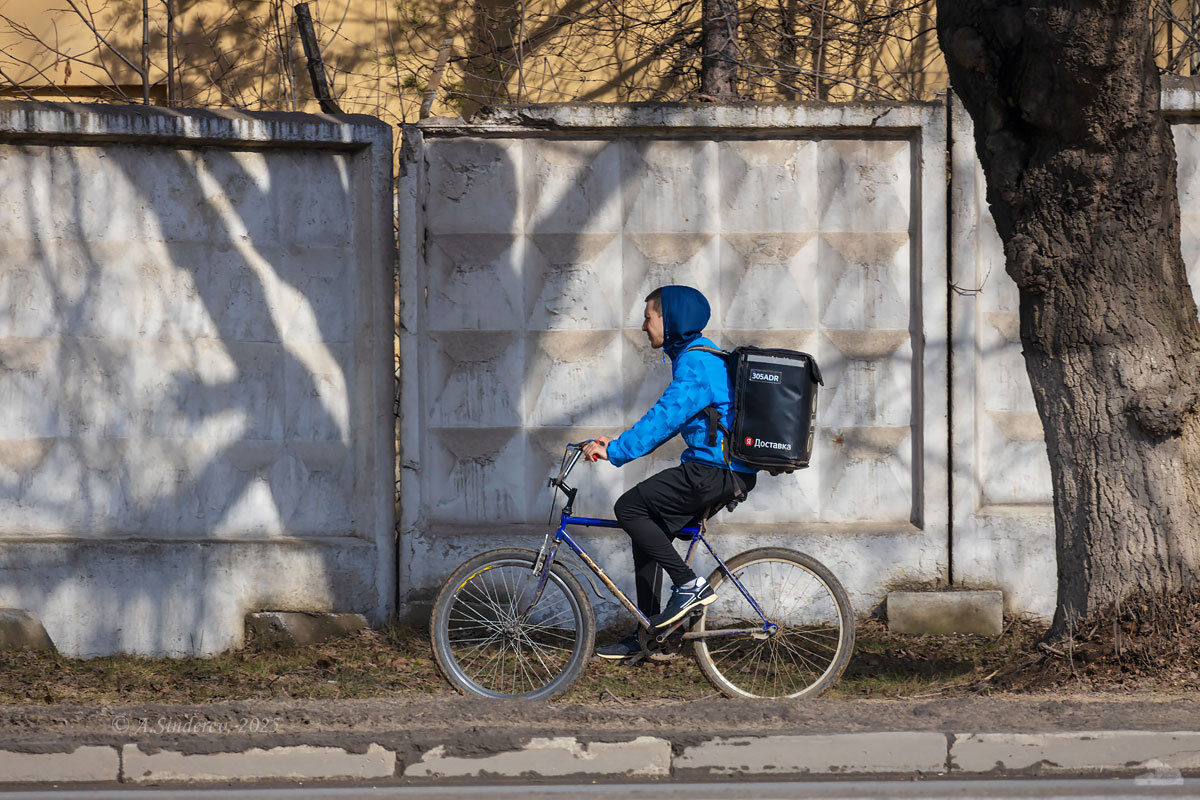 Курьер на велосипеде - Александр Синдерёв