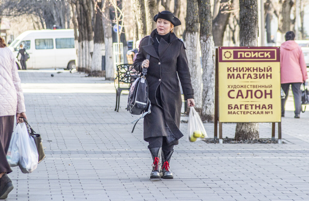 Дева в треуголке идёт поедать зелёные яблоки - Коля Лукашов Дева в треуголке идёт поедать зелёные яблоки - Коля Лукашов