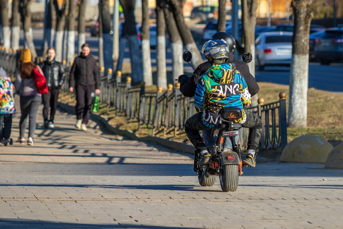 Начались покатушки по тротуарам. - Анатолий. Chesnavik. Начались покатушки по тротуарам. - Анатолий. Chesnavik.