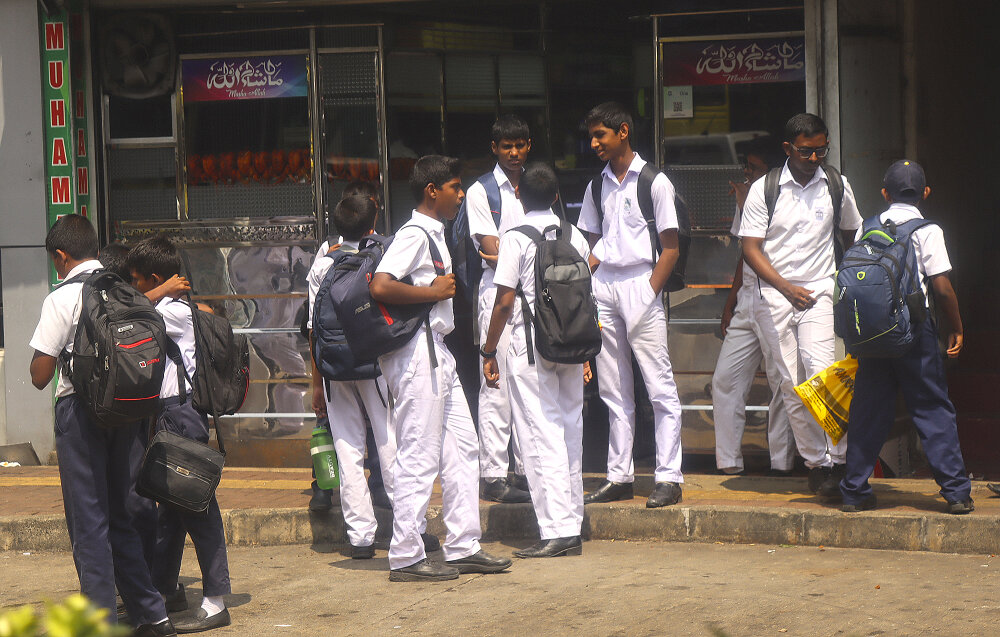 На улицах Коломбо. Школьники - Галина Ильясова