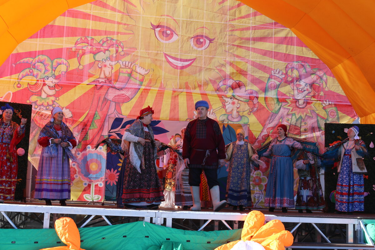 Гуляния на площади - Ольга Гуляния на площади - Ольга