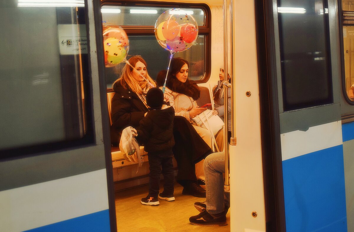 Осторожно! Двери закрываются! - Татьяна Помогалова Осторожно! Двери закрываются! - Татьяна Помогалова