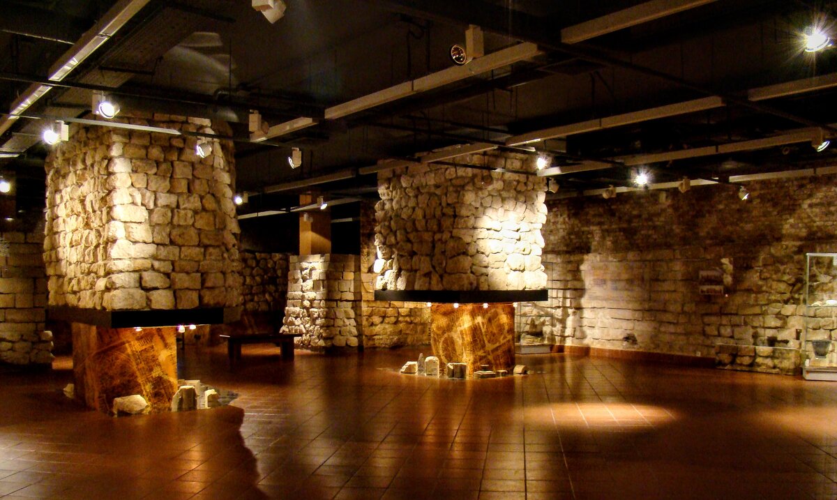 В подвалах музея,, - Анатолий Колосов