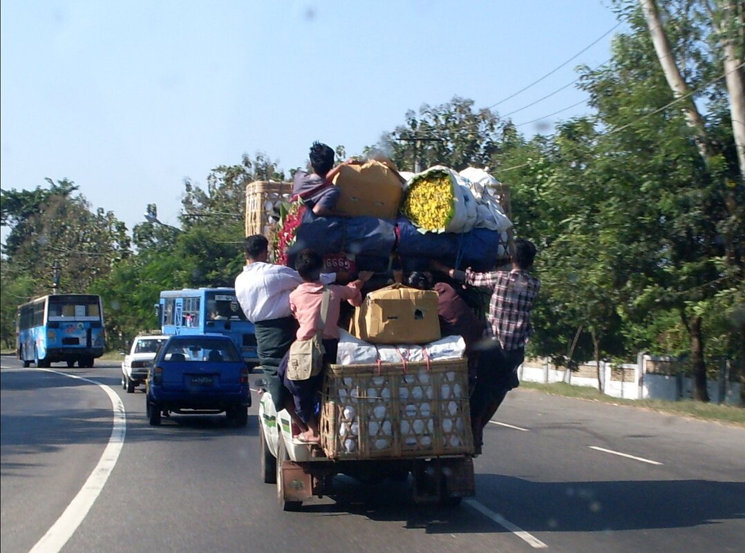 По дороге в Янгон, Мьянма - Игорь Матвеев По дороге в Янгон, Мьянма - Игорь Матвеев