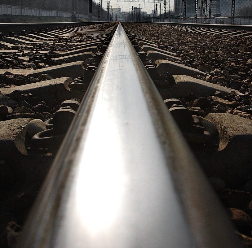 А РЕЛЬСА-ТО, КАК ВОДИТСЯ, У ГОРИЗОНТА СХОДИТСЯ - Юрий Вовк А РЕЛЬСА-ТО, КАК ВОДИТСЯ, У ГОРИЗОНТА СХОДИТСЯ - Юрий Вовк