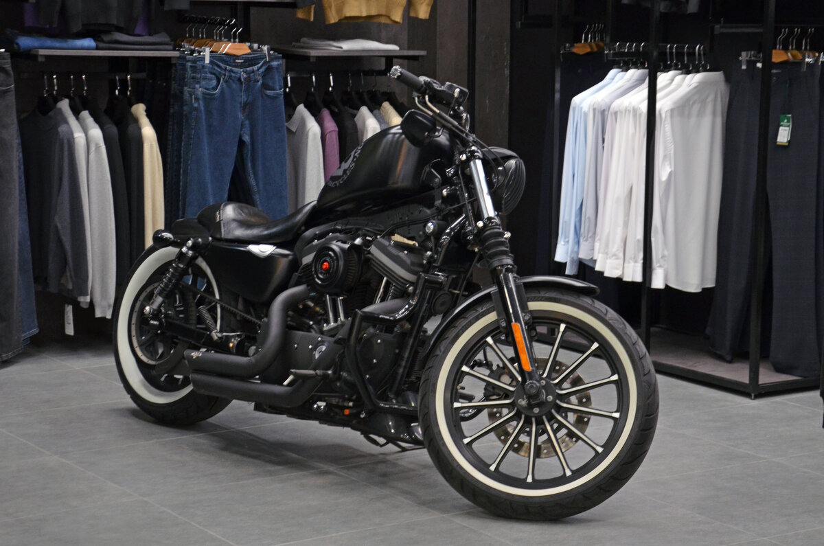 Мотоцикл в салоне одежды - Сергей М Мотоцикл в салоне одежды - Сергей М