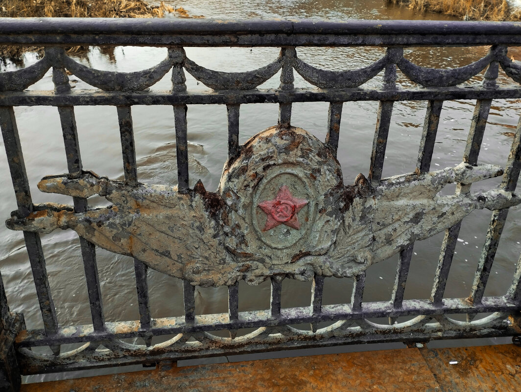 Как это трогательно: серп, и молот, и звезда - Дмитрий Костоусов Как это трогательно: серп, и молот, и звезда - Дмитрий Костоусов