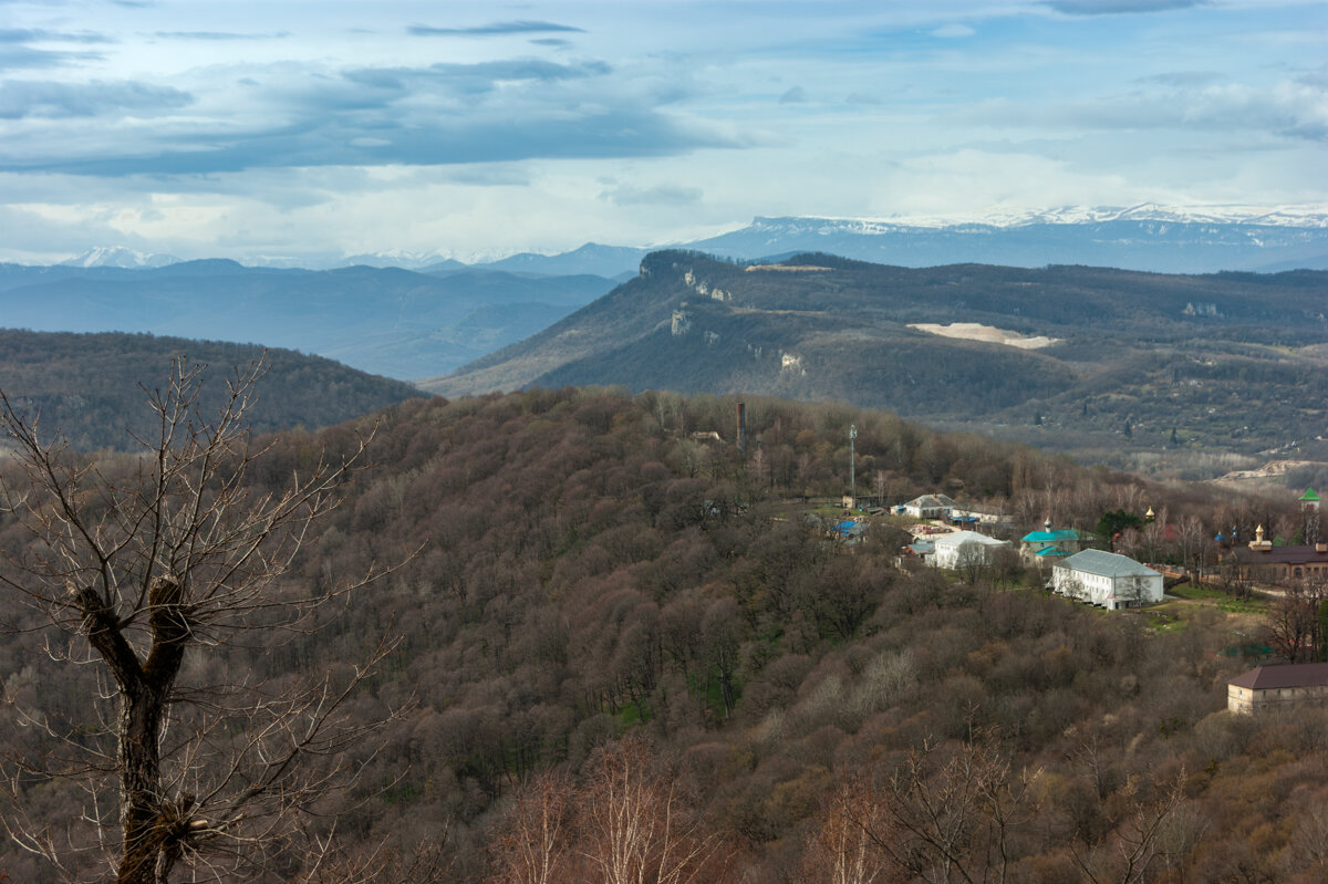 Внизу Свято-Михайловский мужской монастырь - Игорь Сикорский