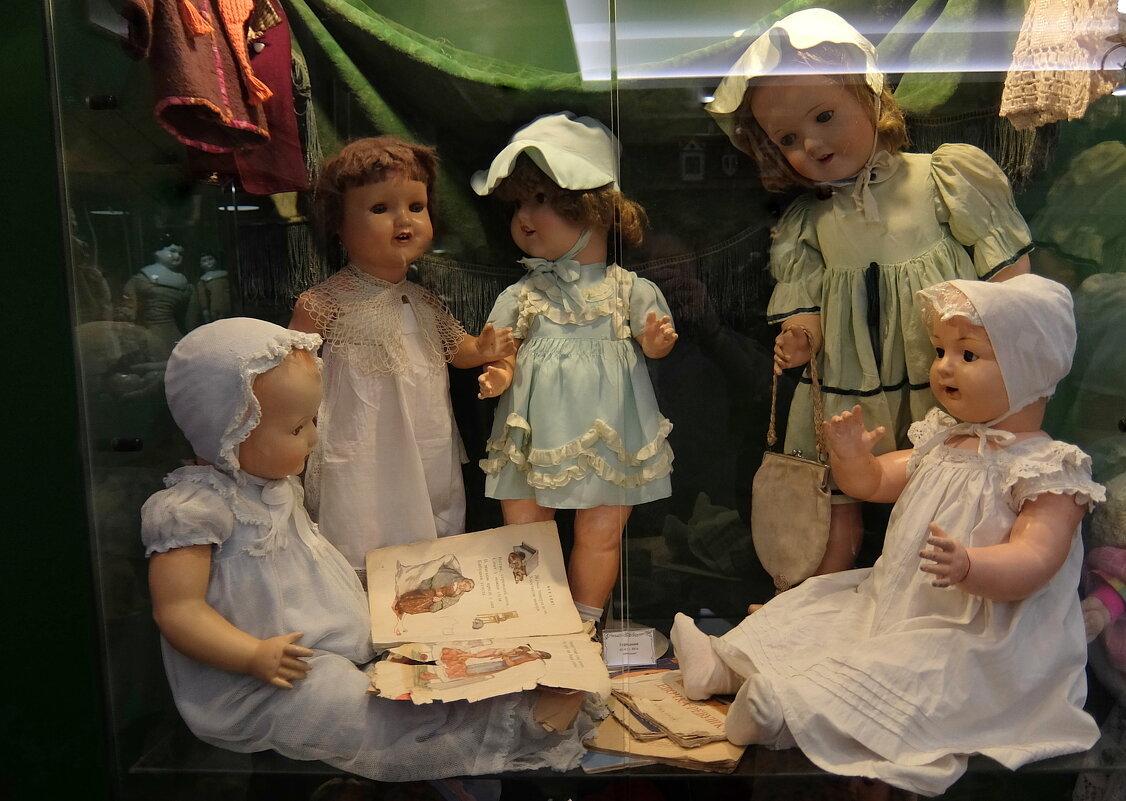 Куклы тоже умеют читать. - Люба Куклы тоже умеют читать. - Люба