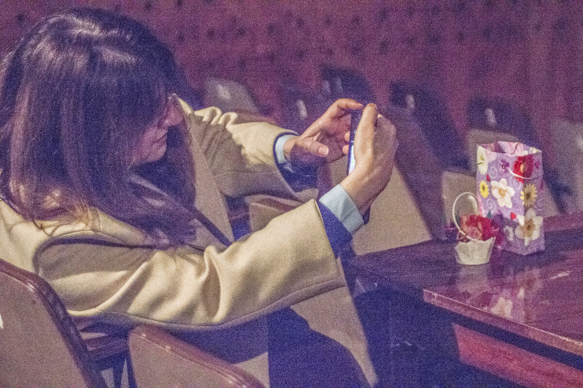 Фотохудожница Иринушка снимает натюрморт - Коля Лукашов