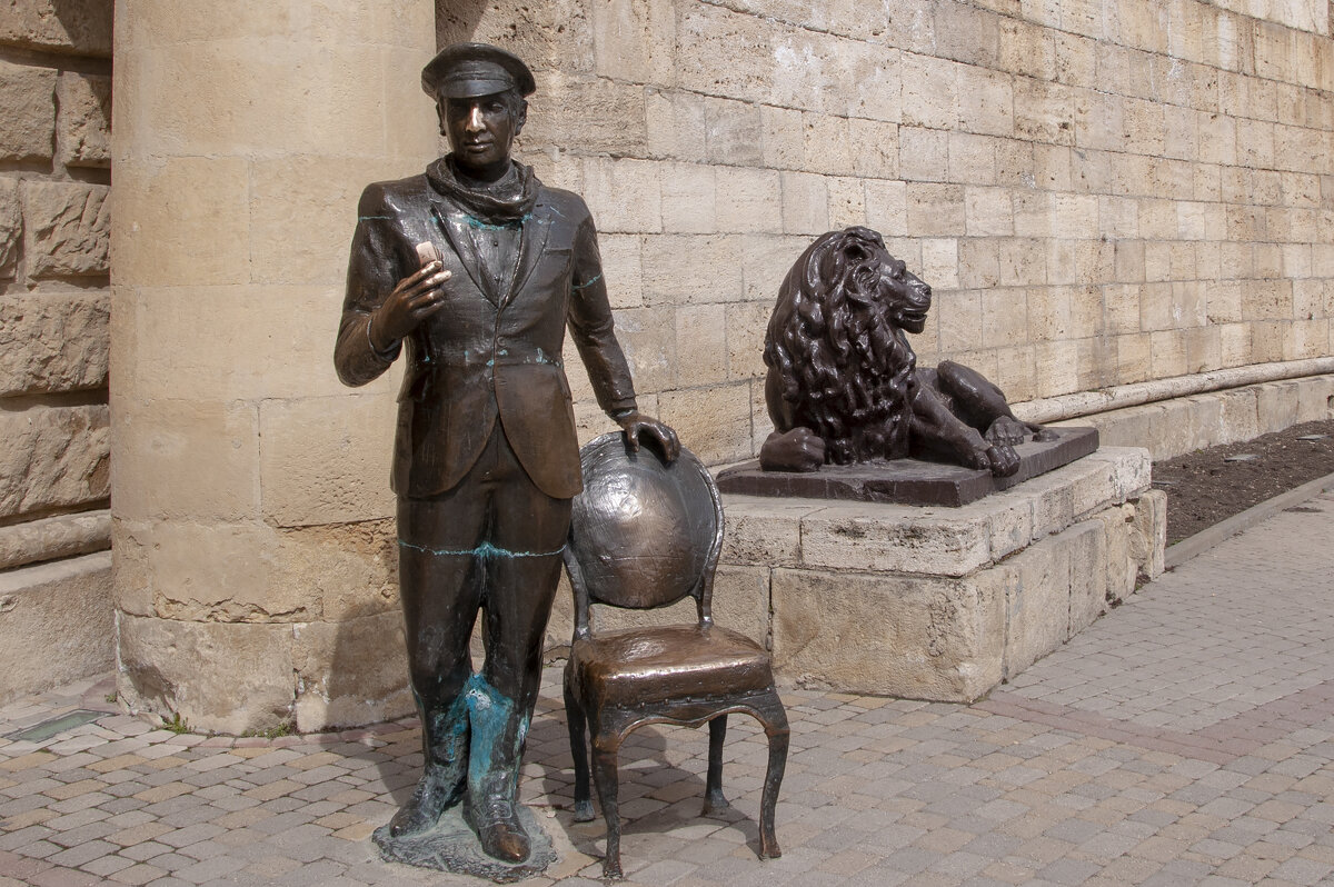 Пятигорск. Остап Бендер у Провала собирает плату за вход - Gen 