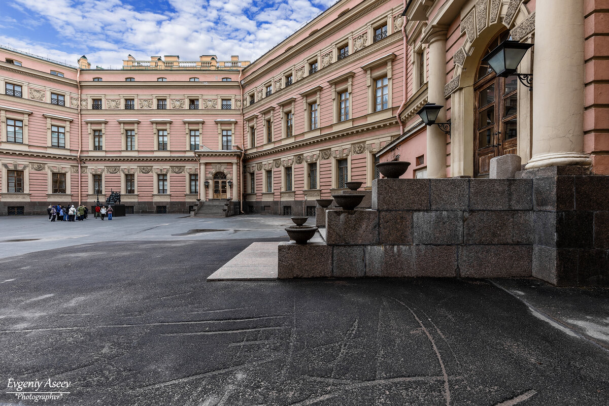 Дом с привидениями... - Евгений 