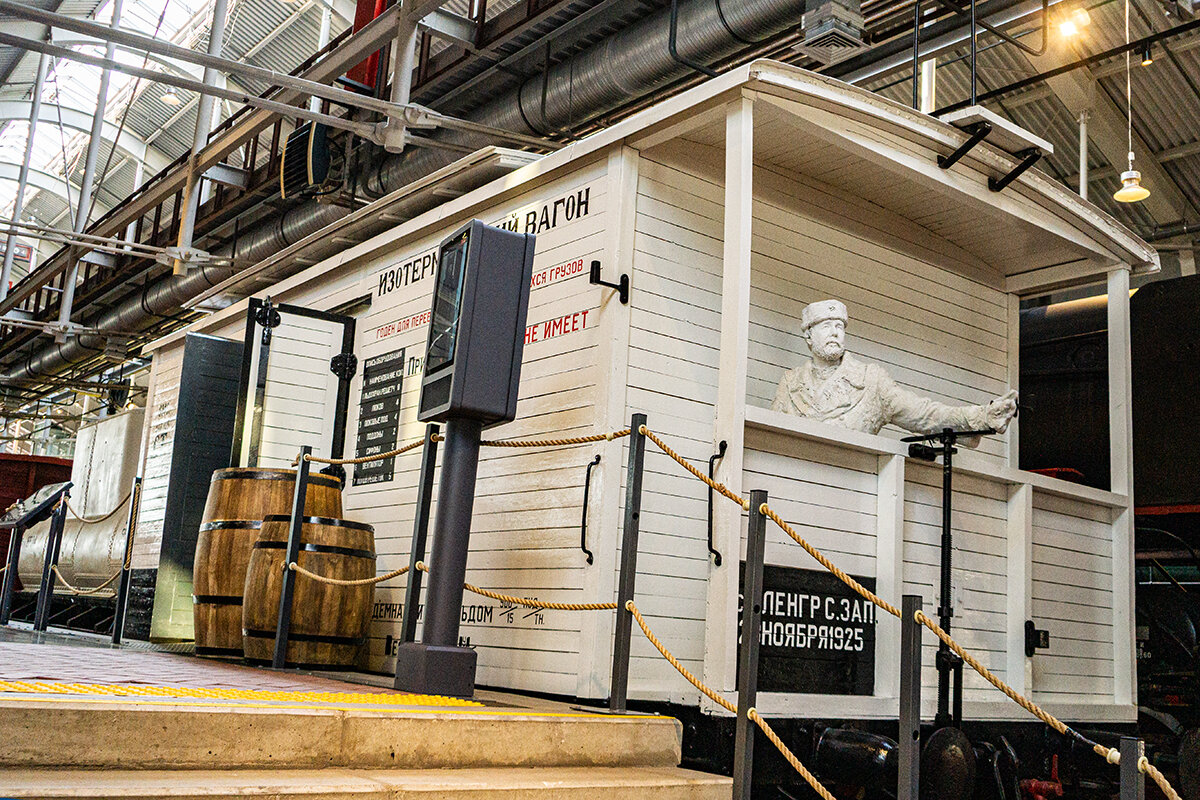 В музее - Ирина Соловьёва В музее - Ирина Соловьёва