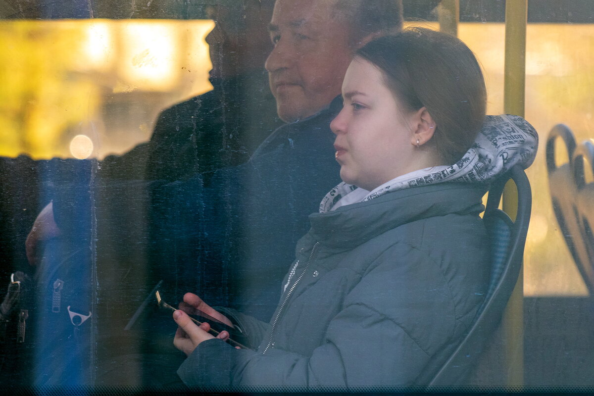 За грязным окном автобуса. - Анатолий. Chesnavik.