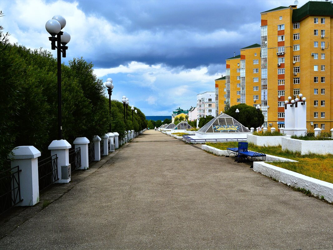 Чебоксары. Бульвар Мефодия Денисова летом. - Пётр Чернега