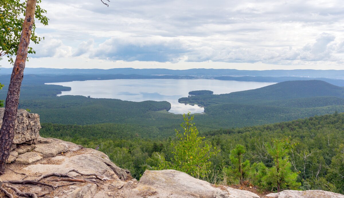 На горе Заозерная. Вид на озеро Тургояк. - Алексей Трухин На горе Заозерная. Вид на озеро Тургояк. - Алексей Трухин