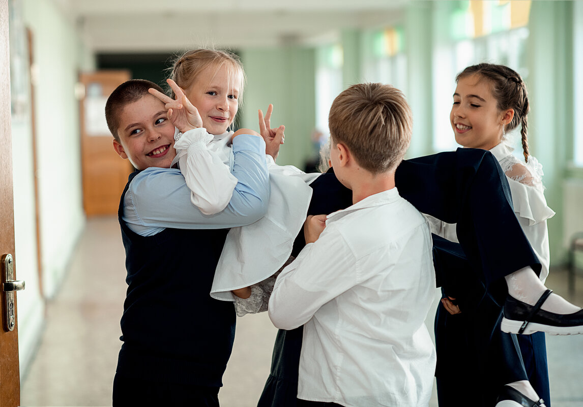 На перемене... - Лилия .