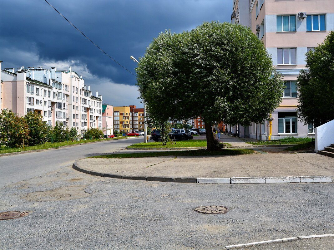 Чебоксары. На улице Юрьева перед летней грозой. - Пётр Чернега Чебоксары. На улице Юрьева перед летней грозой. - Пётр Чернега