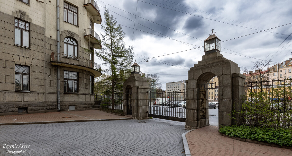 Петербургские дворы - Евгений Петербургские дворы - Евгений