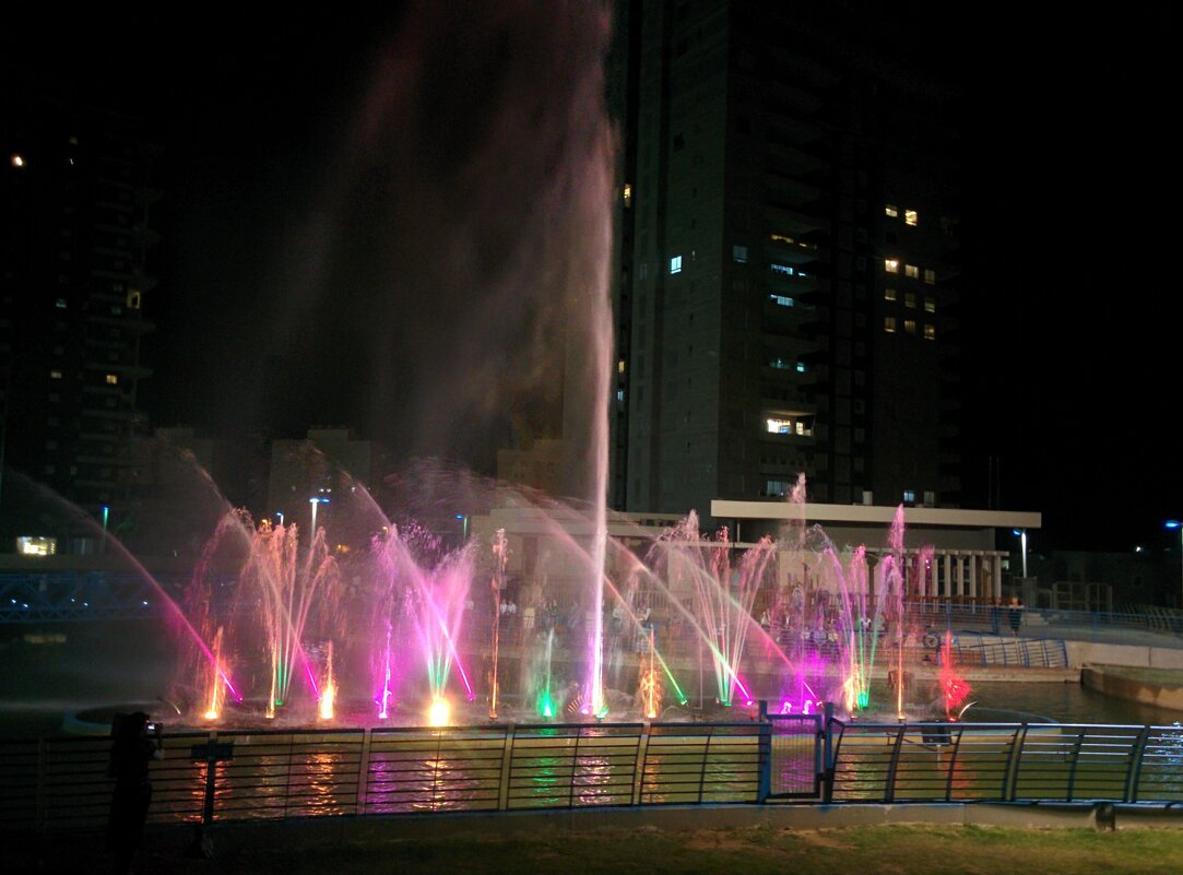 Поющие фонтаны. В нашем парке. - Светлана Хращевская