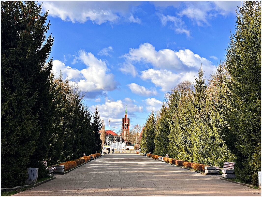 Парк. Вид на Концертный зал филармонии. (Кирха Святого Семейства). - Валерия Комова Парк. Вид на Концертный зал филармонии. (Кирха Святого Семейства). - Валерия Комова