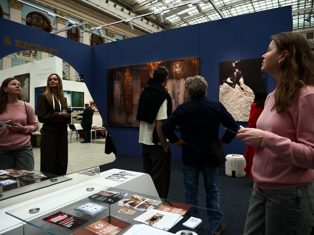 Люди на выставке - Сергей Золотавин