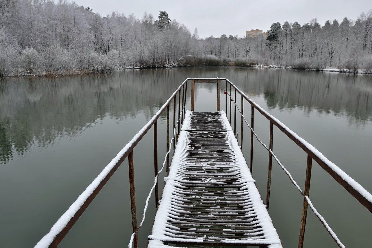Снег в апреле. - Михаил Столяров