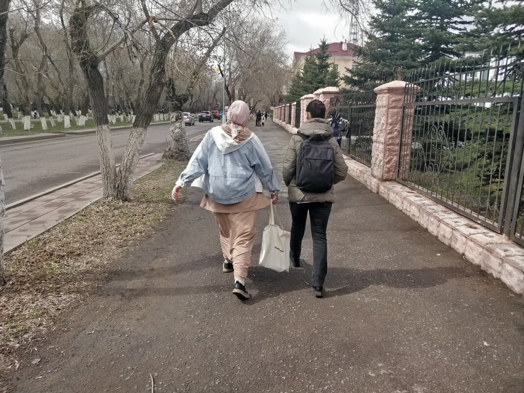 В апрельский день - Андрей Хлопонин