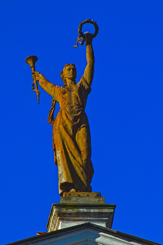 Скульптура на фронтоне здания Русского драматического театра им. А.В. Луначарского - Giant Tao / Скульптура на фронтоне здания Русского драматического театра им. А.В. Луначарского - Giant Tao /