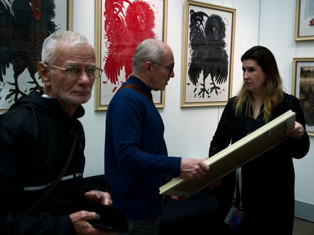 Люди на выставке - Сергей Золотавин