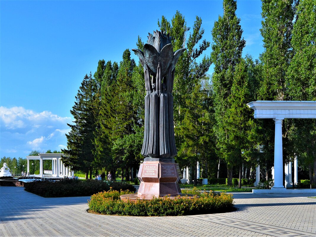 Чебоксары. Памятник единению народов и культур. - Пётр Чернега