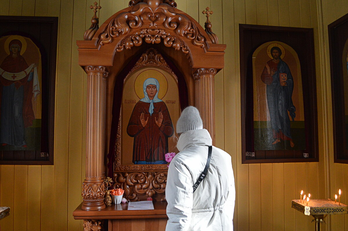 В часовне перед иконой Матронушки - Татьяна Лютаева В часовне перед иконой Матронушки - Татьяна Лютаева
