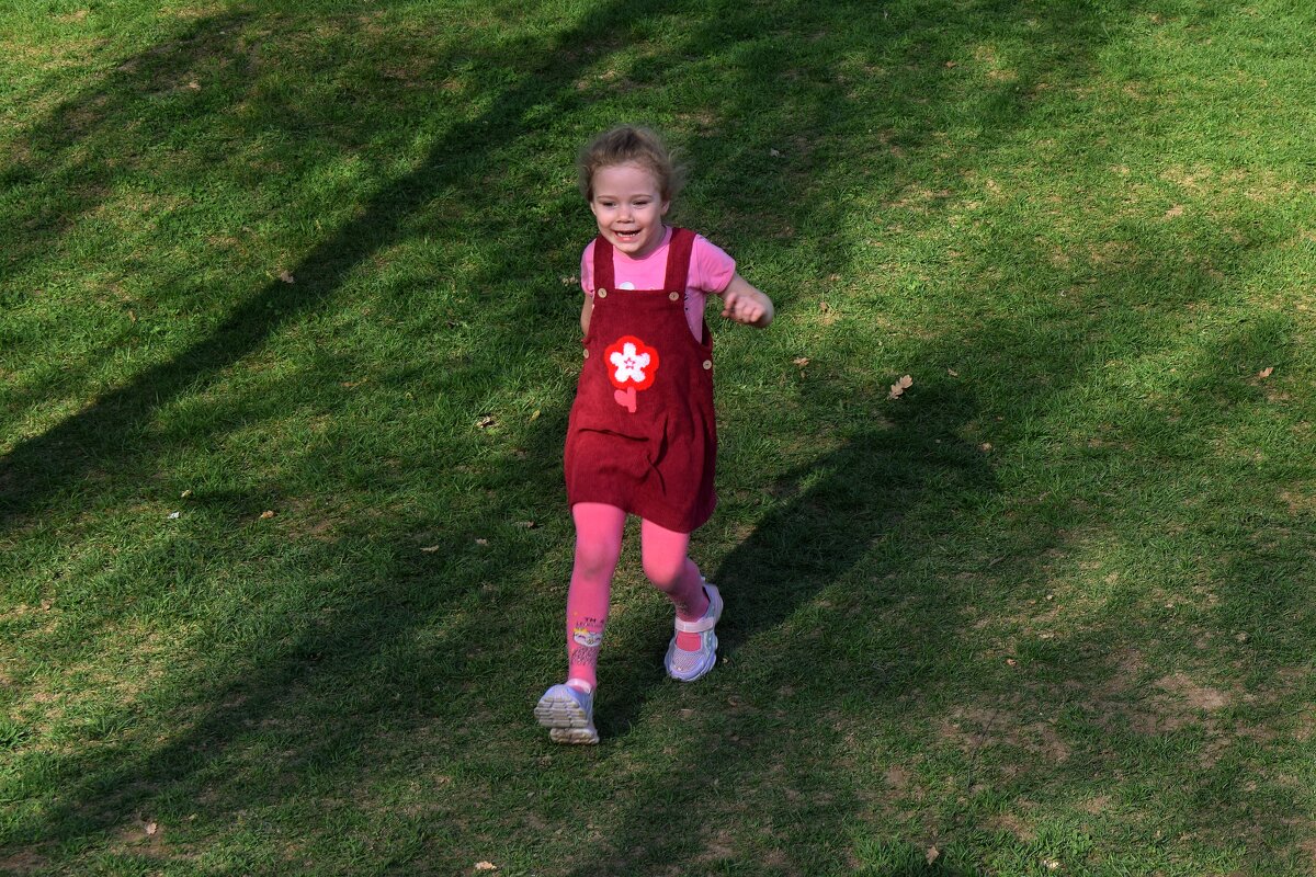Вот радость - с горки, да по зелёной травке. - Татьяна Помогалова Вот радость - с горки, да по зелёной травке. - Татьяна Помогалова