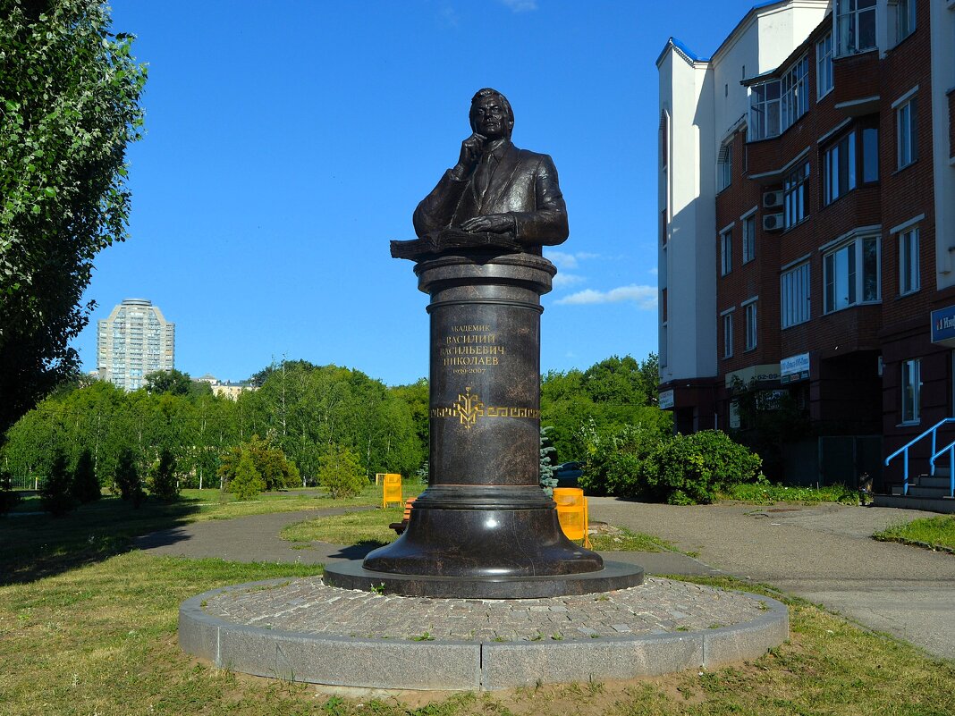 Чебоксары. Памятник Василию Васильевичу Николаеву. - Пётр Чернега Чебоксары. Памятник Василию Васильевичу Николаеву. - Пётр Чернега
