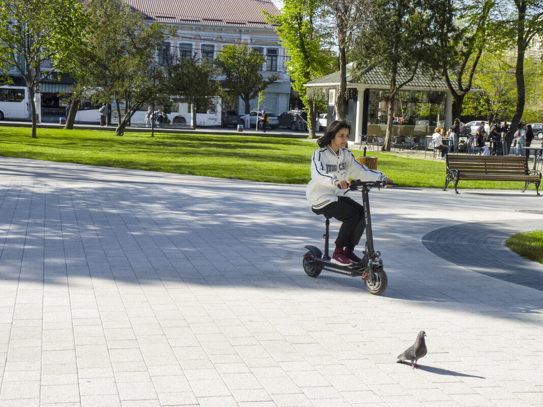 Девушка на самокате - Валентин Семчишин Девушка на самокате - Валентин Семчишин