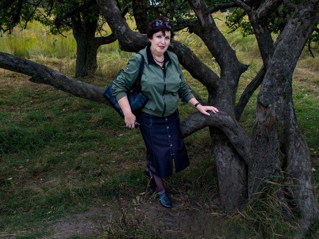 Под старой яблоней возле Свенского монастыря - Евгений Под старой яблоней возле Свенского монастыря - Евгений