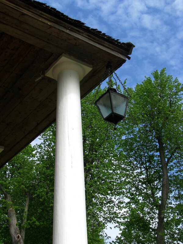 Тригорское, фонарь у входа в дом-музей - Олег Зоркий Тригорское, фонарь у входа в дом-музей - Олег Зоркий