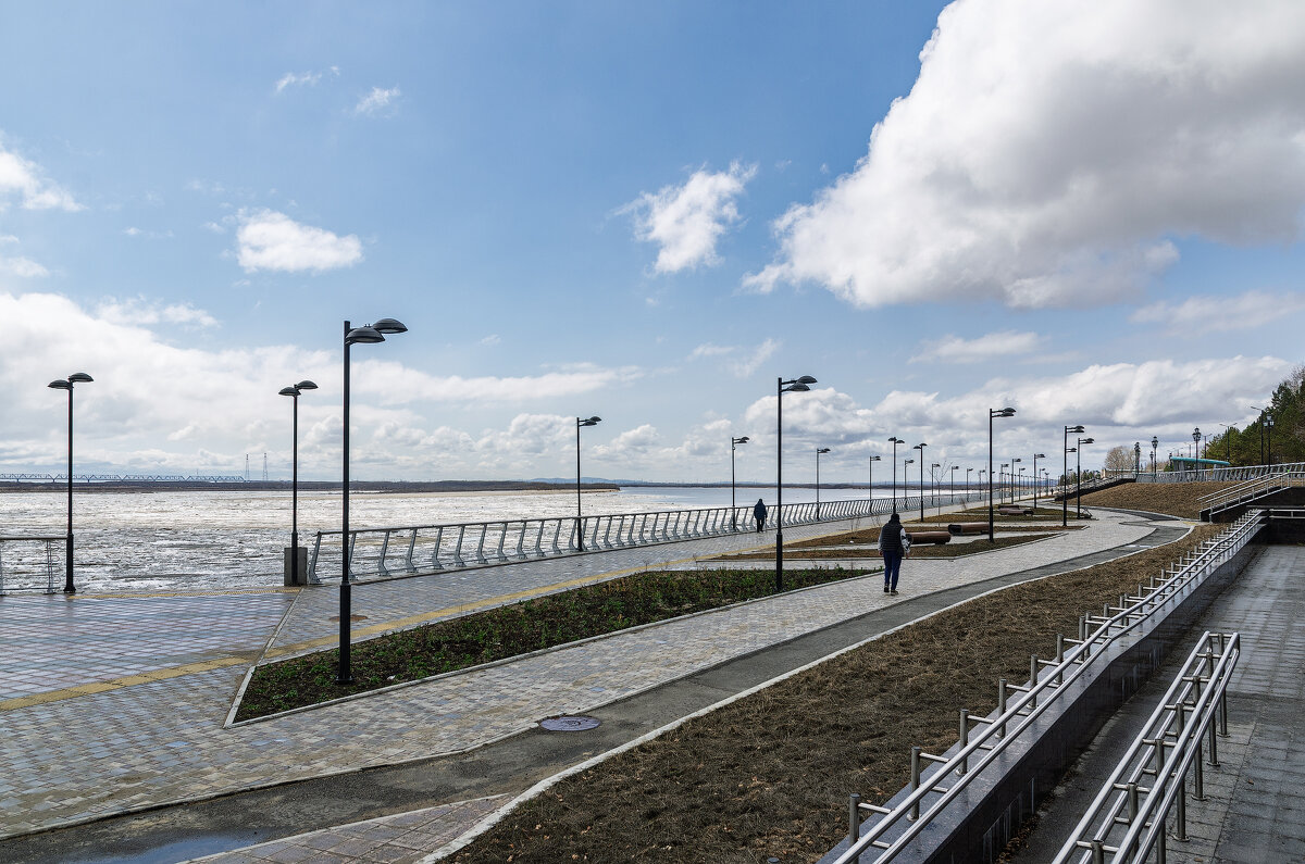 На набережной у Амура. - Виктор Иванович Чернюк