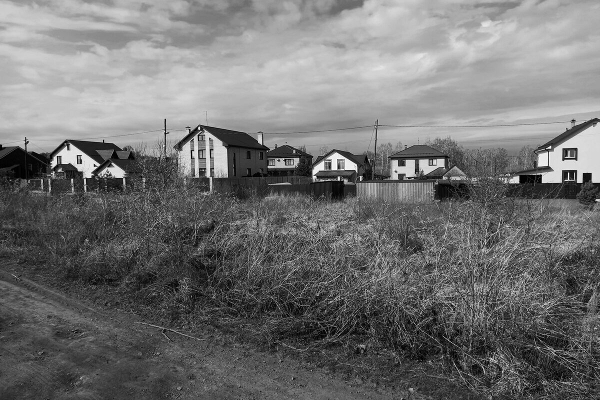 Жилые дома а вокруг поля - Игорь Солдаткин