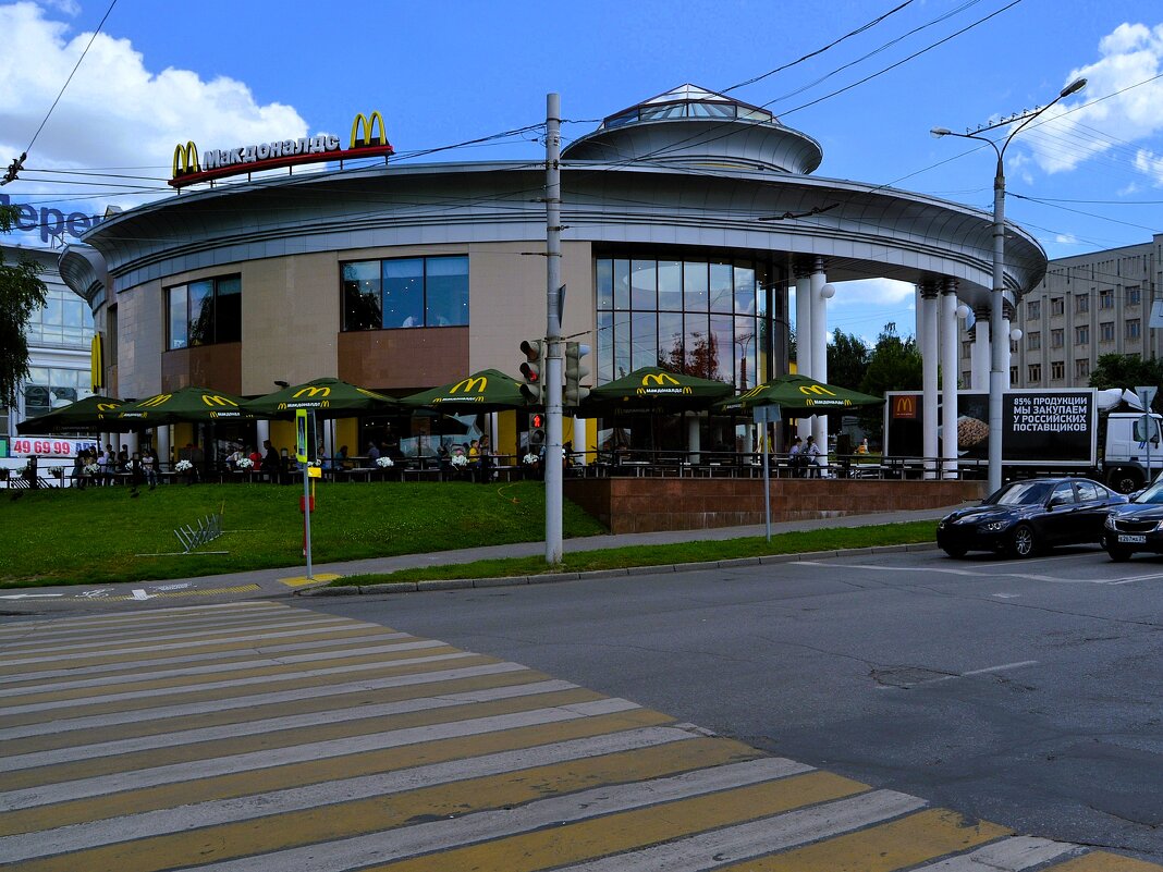 Чебоксары. Здание бывшего ресторана "Макдоналдс". - Пётр Чернега Чебоксары. Здание бывшего ресторана "Макдоналдс". - Пётр Чернега