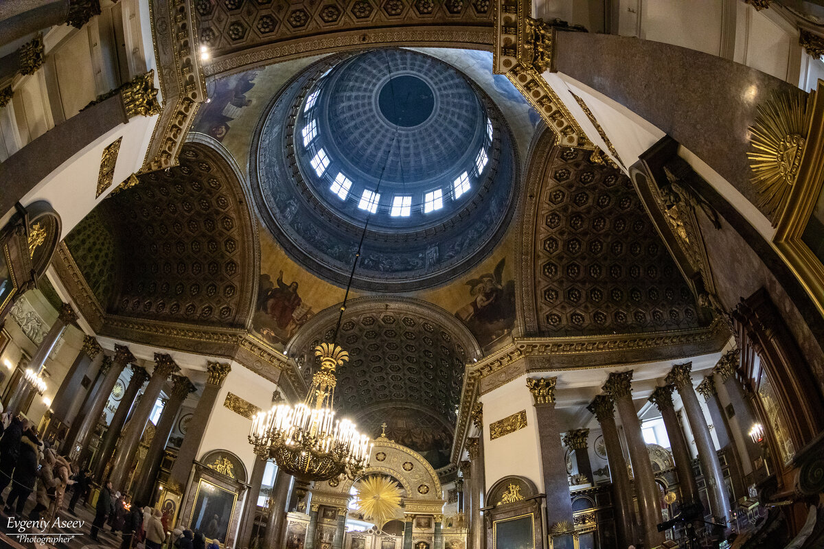 Под куполом Казанского собора - Евгений Под куполом Казанского собора - Евгений