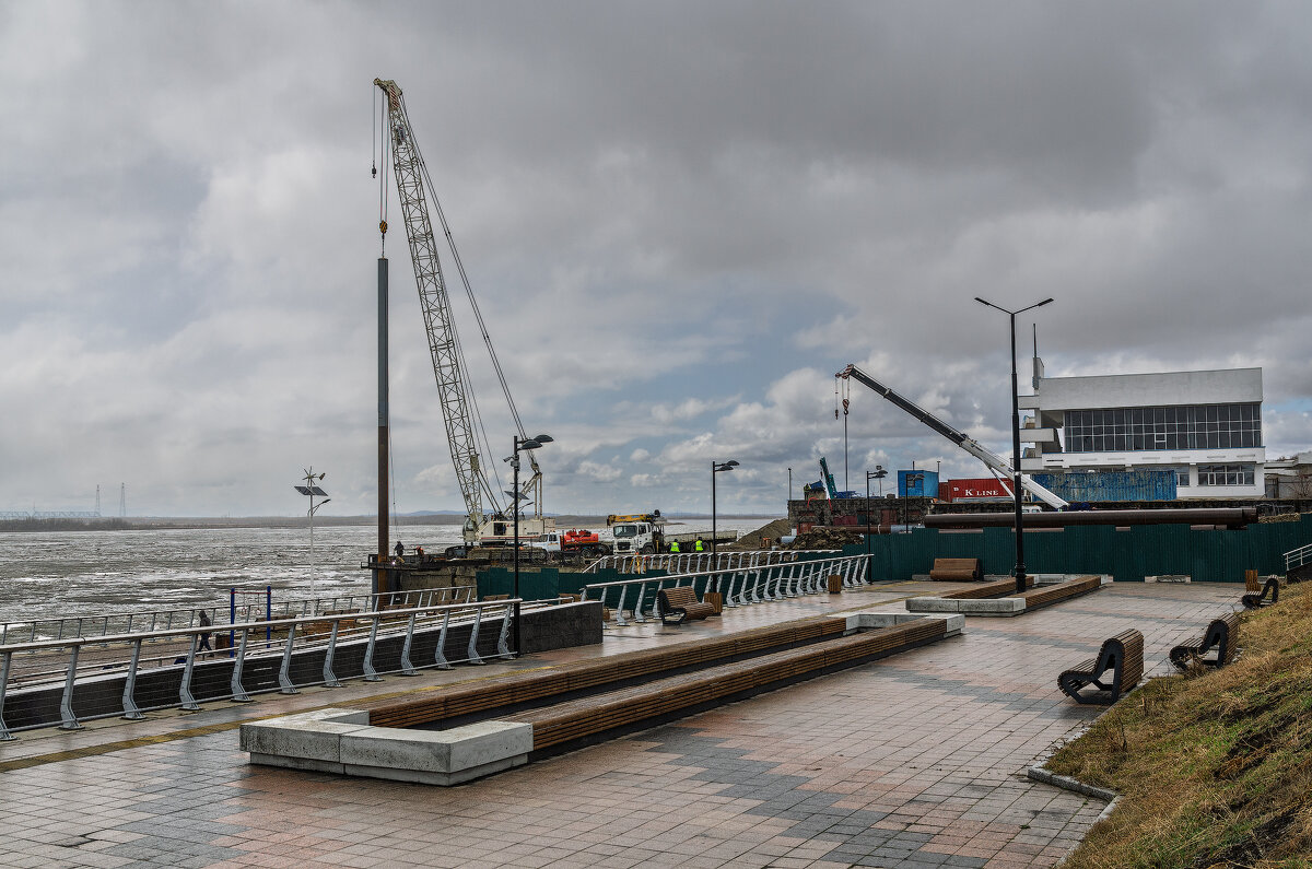 На набережной у Амура. - Виктор Иванович Чернюк