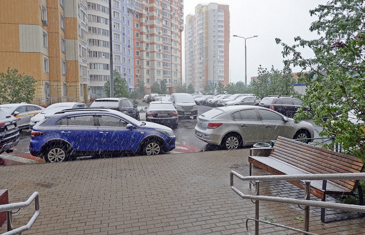Вышел во двор, а там снег - Валерий Иванович Вышел во двор, а там снег - Валерий Иванович