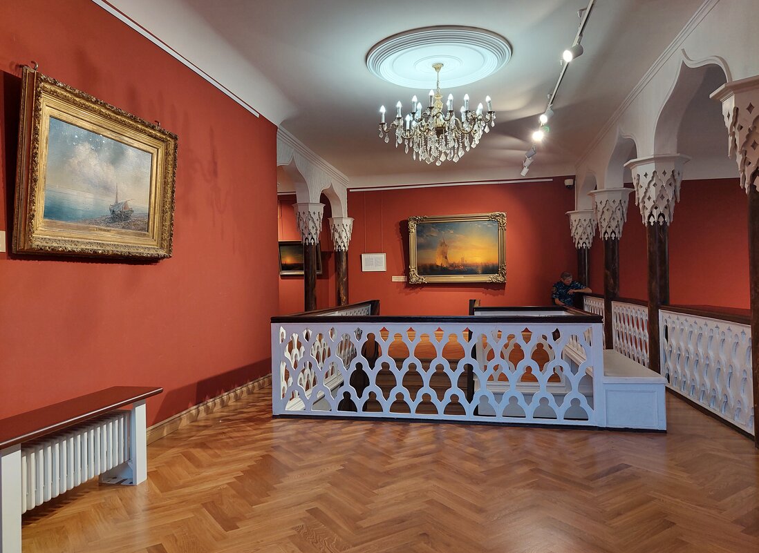 В картинной галереи Айвазовского. - ИРЭН@ . В картинной галереи Айвазовского. - ИРЭН@ .