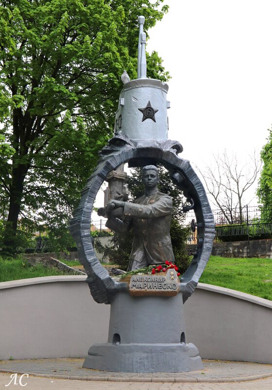 Памятник герою СССР подводнику Александру Маринеско - Любовь Сахарова Памятник герою СССР подводнику Александру Маринеско - Любовь Сахарова