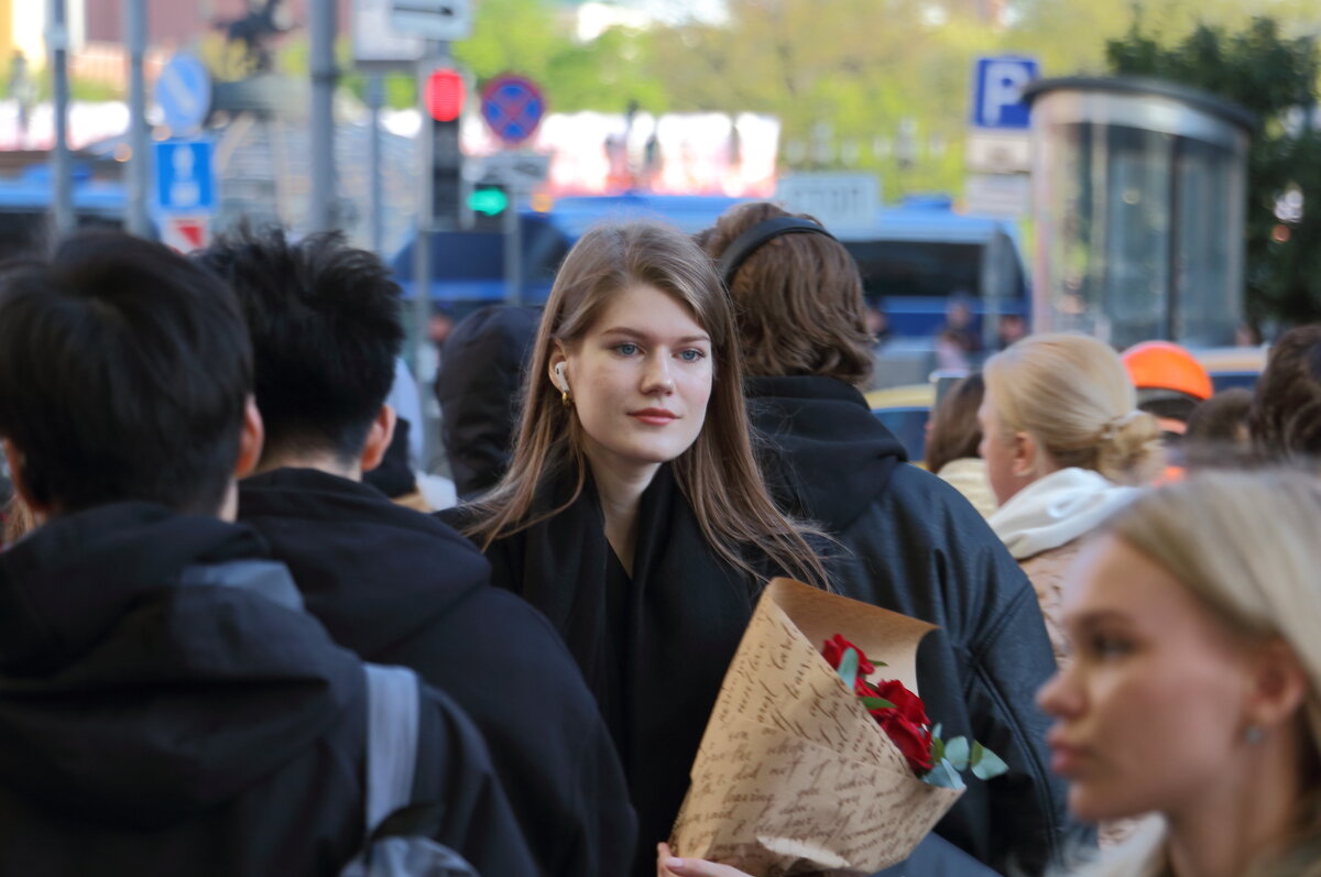 Девушка в толпе - Андрей Девушка в толпе - Андрей