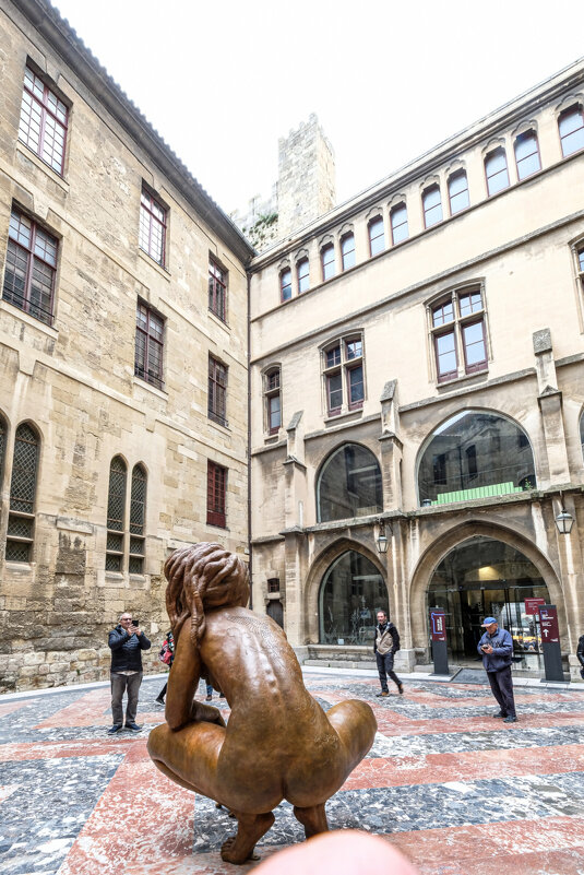 Скулптура женщины внутри дворца архиепископа - Георгий А