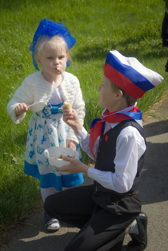 угощу сестрёнку солдатской кашей.. - Николай Иванович Щенов угощу сестрёнку солдатской кашей.. - Николай Иванович Щенов
