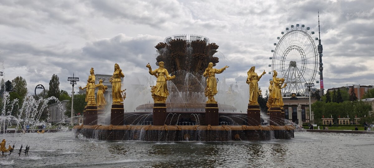 Фонтан Дружба народов - <<< Наташа >>>